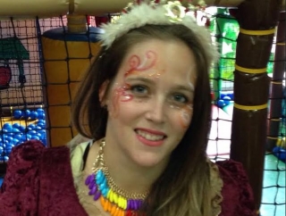 Princesa de vestido granate